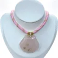Nahaufnahme des eleganten geschnitzten rosa Kristallmuschel-Anhängers mit funkelnden Zirkonen. - Halskette (Anhänger Mit Kette) / Rosenquarz