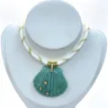 Detailansicht der Muschel-Halskette aus Naturstein mit Zirkon- und goldenen Akzenten. - Halskette (Anhänger Mit Kette) / Grün