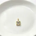 Detailaufnahme des vergoldeten quadratischen Zirkon-Anhänger-Zubehörs mit feiner Verarbeitung. - Quadratisch Transparent