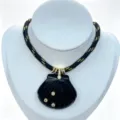 Schwarze geschnitzte Muschel-Halskette mit goldenen Zirkon-Details auf schwarzer Kordel. - Halskette (Anhänger Mit Kette) / Schwarzer Achat