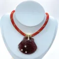 Atemberaubende geschnitzte Muschel Kristall Halskette mit roter Kordel und funkelnden Zirkonen. - Halskette (Anhänger Mit Kette) / Rot