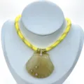 Detaillierte Ansicht der gelben Seilkette mit geschnitztem Muschelanhänger und Zirkonia. - Halskette (Anhänger Mit Kette) / Gelb