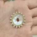 Prachtige gouden zonnebloem hanger met moederschelp, steen en schitterende zircons. - Witte Schelp Bruine Steen Parel Stijl (B1-05)