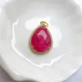Tropfenform Naturstein Anhänger mit Mikrofassung Zirkon in Goldoptik eleganter Schmuck - Anhänger Ohne Kette (D1-01) / Rotrosa
