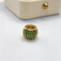 Dettaglio ravvicinato di una perlina charm fai-da-te dorata con cristalli verdi per collane. - Oro (Zircone Verde)