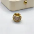 Vista macro dettagliata di perla con foro grande in strass micro-incastonati dorati. - Accessorio Singolo (Senza Catena) / Placcato Oro (Zircone Bianco)