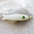 Gedetailleerd uitzicht van de kleine visvormige natuurstenen hanger met groene edelstenen oog. - Alleen Hanger (Geen Ketting) / Donkergroene Steen Stijl (03#)