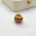 Dettaglio perla con foro grande in cristallo micro-pavè per creazione di gioielli e bracciali. - Accessorio Singolo (Senza Catena) / Oro (Strass Rosso)