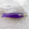 Primo piano di un ciondolo a forma di pesce in ametista naturale con occhiello dorato. - Stile Ametista (05#)
