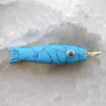 Vista dettagliata di un grazioso ciondolo a forma di pesce in turchese con anello dorato. - Stile Turchese Blu (07#)