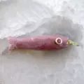 Ciondolo pesce in pietra rosa naturale con occhio in gemma rossa e anello dorato. - Stile Rodonite (10#)