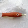 Pendente pesce in pietra rossa con occhio gemma su sfondo cristallo bianco dettaglio - Stile Diaspro Rosso (11#)