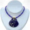 Detailansicht der geschnitzten Edelstein Muschel Anhänger Halskette mit funkelnden Zirkonen. - Halskette (Anhänger Mit Kette) / Lila