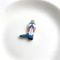Vista dettagliata del ciondolo a stivale da cowboy in smalto blu con delicati motivi a farfalla. - solo ciondolo / Farfalla a Giunzione Blu Bianco