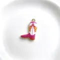 Affascinante ciondolo stivale cowboy in smalto rosa, accessorio collana DIY dettaglio. - solo ciondolo / Rosa e Bianco con Farfalla