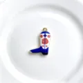 Primo piano dettagliato di un ciondolo stivale da cowboy in smalto blu e bianco con motivo rosa. - solo ciondolo / Blu e Bianco Patchwork con Fiore Rosso