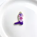 Primo piano dettagliato di un affascinante ciondolo stivale da cowboy con smalto floreale. - solo ciondolo / Bianco con Bordo Viola e Fiore Rosa