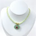 Vista di dettaglio della collana con ciondolo in pietra naturale verde con cordoncino intrecciato. - Set Collana con Ciondolo / Verde