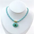 Vista dettagliata dell'elegante collana in corda intrecciata blu con un pendente ovale. - Set Collana con Ciondolo / Verde chiaro