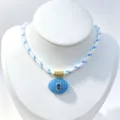 Vista dettagliata della bellissima collana in corda intrecciata blu con pietra e zircone. - Set Collana con Ciondolo / Strisce bianche e blu
