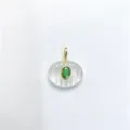 Ciondolo in cristallo trasparente ovale con pietra verde e gancio dorato, accessorio elegante. - un solo ciondolo, senza catena / Cristallo di rocca