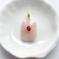 Exquisito colgante de cuarzo rosa rectangular con piedra roja en el centro. - Colgante Solo (Sin Cadena) / Cristal Rosa