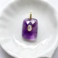 Colgante de amatista rectangular con circonita central y argolla dorada en plato blanco. - Colgante Solo (Sin Cadena) / Amatista