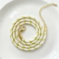 Gedetailleerd overzicht van 3mm gevlochten polyester ronde koord halsketting met gouden sluiting. - C01-5