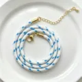 Weiß-blaue gemusterte geflochtene Kette mit goldenem Metallverschluss und Verlängerungskette. - C01-1