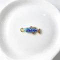 Pendentif poisson rayé en émail bleu et violet pour colliers et bijoux faits à la main. - Pendentif Seul (Sans Chaîne) (P01-16)
