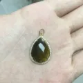 Tropfenförmiger Tigerauge Edelstein Anhänger mit Zirkonia Pave DIY Goldschmuck. - Tigerauge