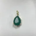 Primo piano ravvicinato e dettagliato di un ciondolo in zircone verde a pera con griffe. - B7-08