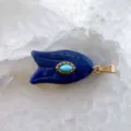 Détail du pendentif poisson en lapis-lazuli avec incrustation de turquoise et attache. - Lapis-lazuli