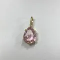 Dettaglio ravvicinato di un ciondolo in zircone rosa a goccia con raffinata montatura dorata. - B7-03 Rosa