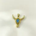 Pendentif crâne de taureau doré avec accent de pierre bleue, accessoire de bijoux détaillé. - Pendentif Tête de Boeuf / Or