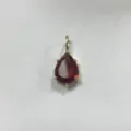 Dettaglio ciondolo goccia zircone rosso, primo piano accessorio gioiello dorato. - B7-12 Borgogna