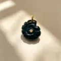 Pendentif coquillage en pierre naturelle sculptée style océan avec anneau doré et zircon. - N° 16 agate noire de l'Inde