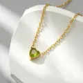 Squisita collana in acciaio al titanio placcato oro con pendente in cristallo verde a cuore. - Strass a cuore ciano - x1317
