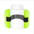 Gedetailleerd uitzicht van de felgroene armband badgehouder met zwarte elastische band. - Elastische band