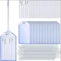 Vue détaillée d'étiquettes de bagages transparentes en PVC avec lanières et cartes d'adresse. - Vertical / Transparent