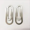 Detaillierte Nahaufnahme von Metall Büroklammer Lesezeichen Geldklammer, silbernem Finish. - Silber