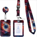 Einziehbare Ausweishülle mit Galaxie Muster und praktischem Schlüsselband für Büro. - Stil 2 (Sternenhimmel Universum)