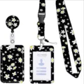 Vista dettagliata del cordino floreale nero per badge e porta badge con motivo a margherite bianche. - Stile 9 (Piccoli Fiori Neri)