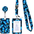 Vista dettagliata del cordino con farfalle blu, porta badge retrattile e set di porta carte ID. - Stile 6