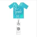 Enrouleur de badge rétractable en forme de blouse médicale pailletée bleue avec stéthoscope. - Robe de sorcier