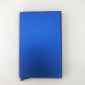 Vista detallada del diseño de la elegante cartera tarjetero pop-up de aluminio azul. - Azul Aleación de Aluminio