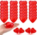 Primo piano dettagliato di scatole di caramelle in plastica rossa trasparente a cuore. - Scatola Regalo a Forma di Cuore (Senza Riempimento) / 6x6cm / Rosso