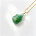 Collier pendentif tortue en pierre verte vue de détail avec charme animal en jade sculpté. - Tortue Vert Foncé (E10)