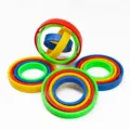 Colorful plastic concentric interlocking ring toys, multi-color fidget spinner puzzle variant. - Universal Gyro (6.5x6.5x1cm)