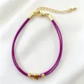 Primo piano dettagliato di un bracciale in corda intrecciata viola con ciondoli farfalla. - 13# (Fucsia)